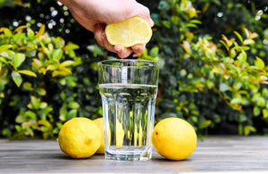 I benefici sorprendenti del bere acqua tiepida con limone ogni mattina