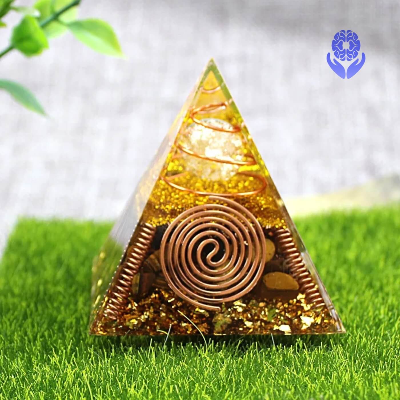 Piramide Orgonite con sfera di cristallo e avvolgimento in rame - A51 Benessere Shop